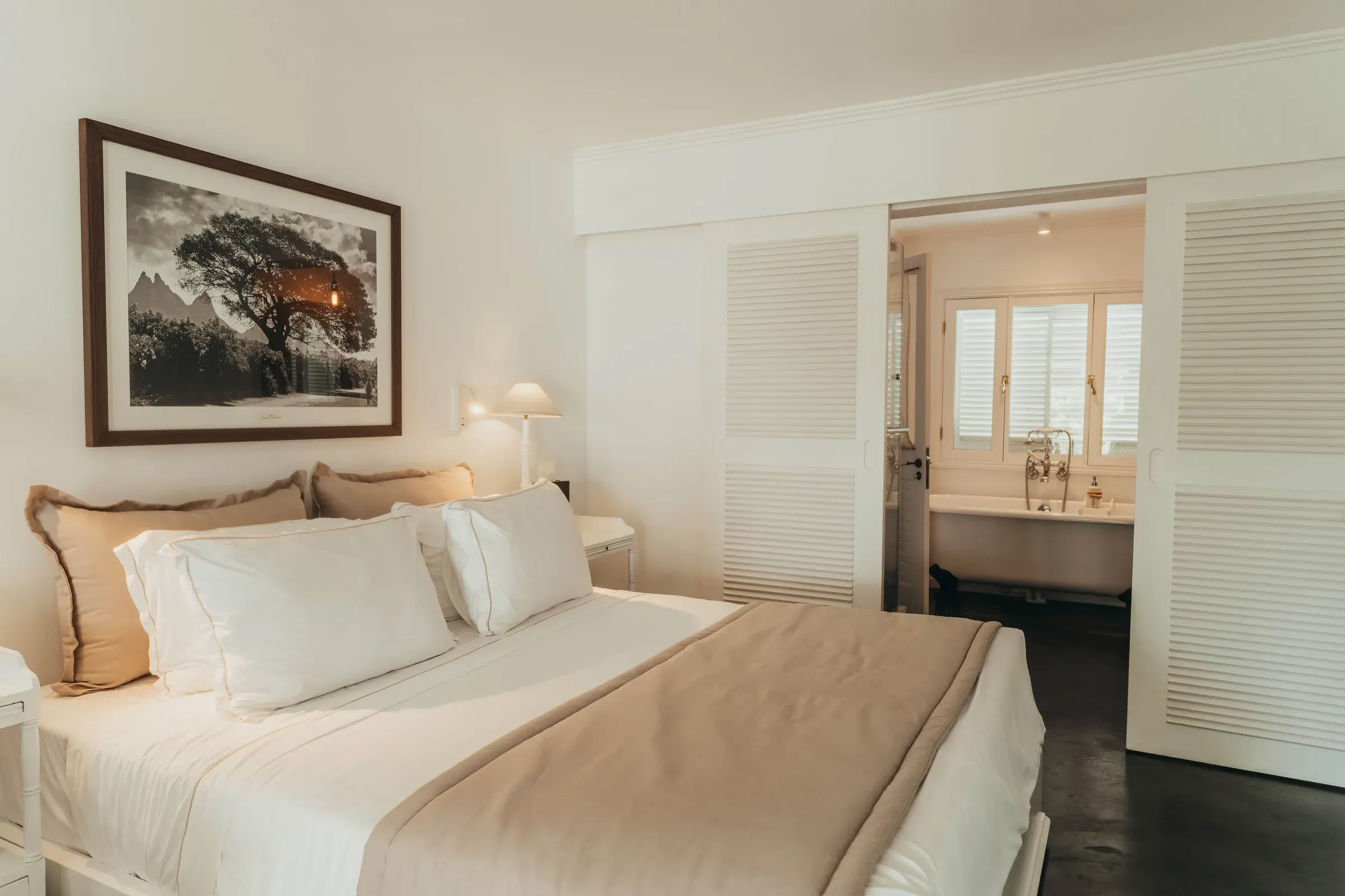 Charm Room bedroom with double bed at La Maison 20 Degrés Sud