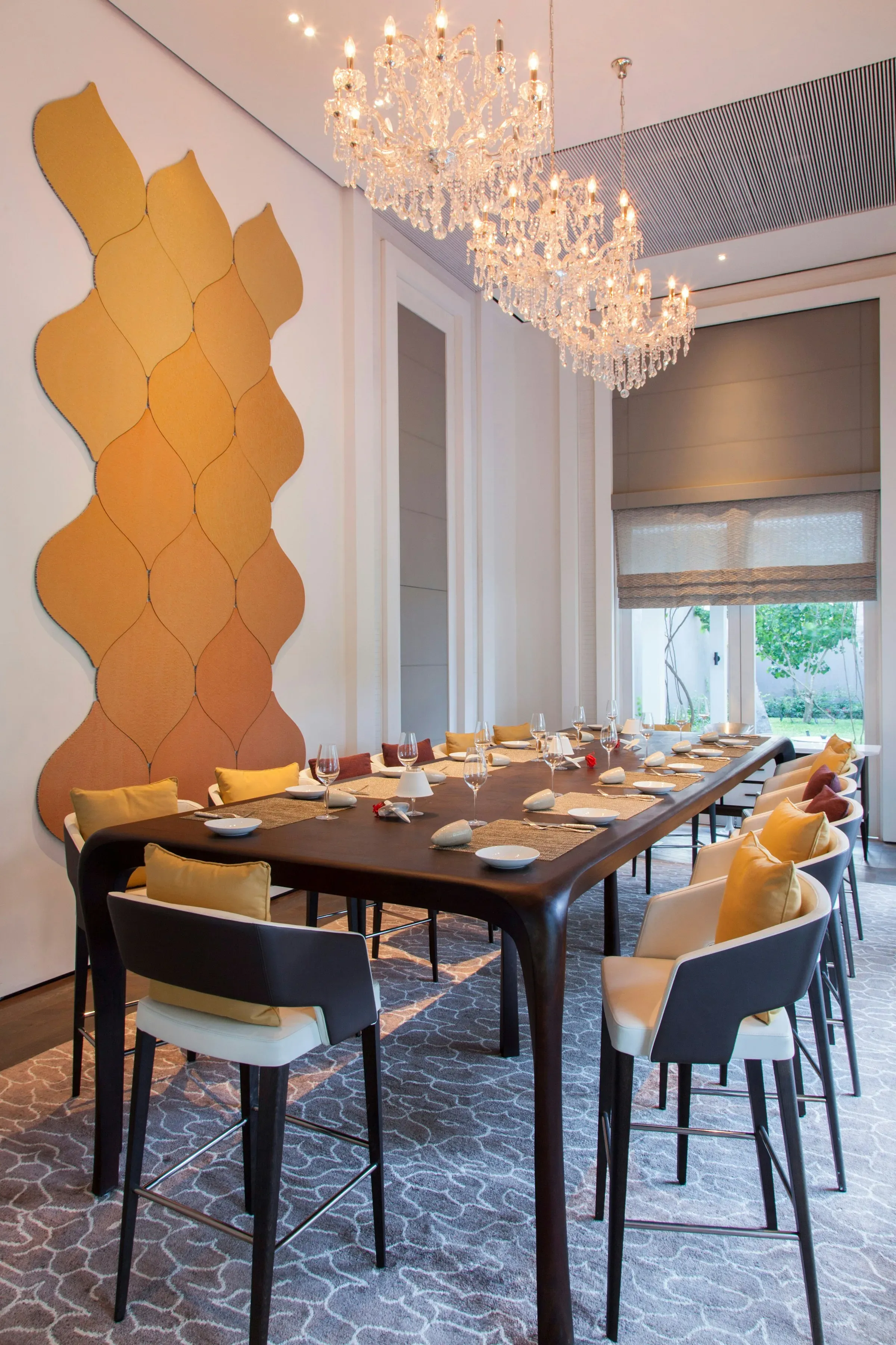 La Table de Partage communal dining table at Cheval Blanc Randheli