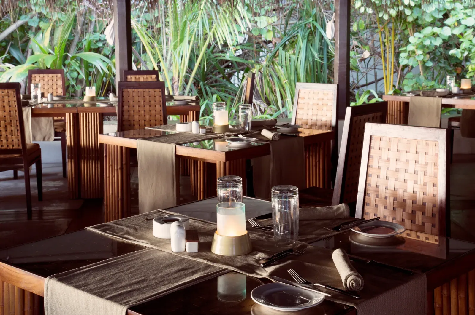 Air poolside restaurant dining setting at Coco Bodu Hithi