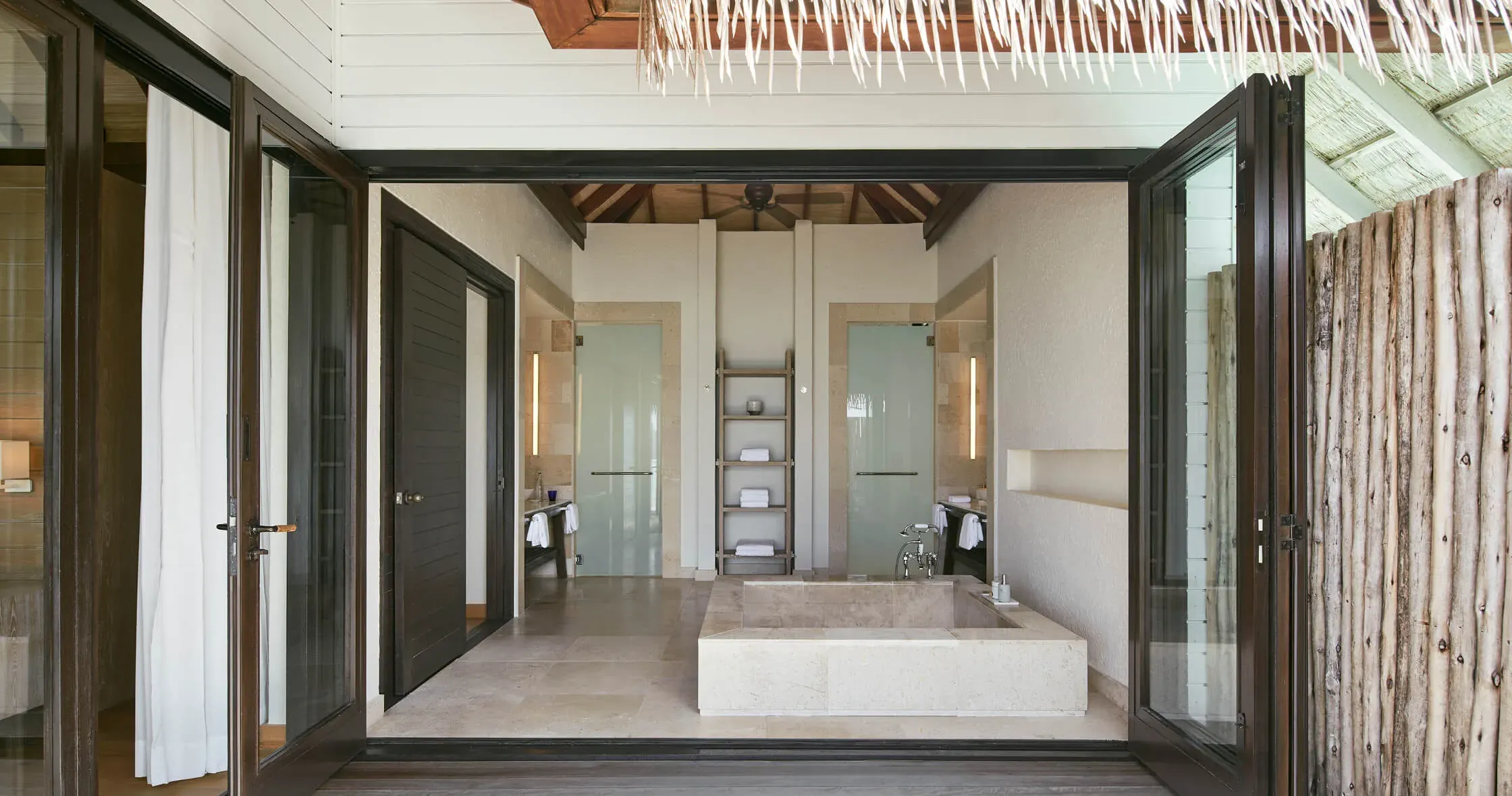 Water Suite outdoor bathroom with sunken bath and ocean view at COMO Maalifushi