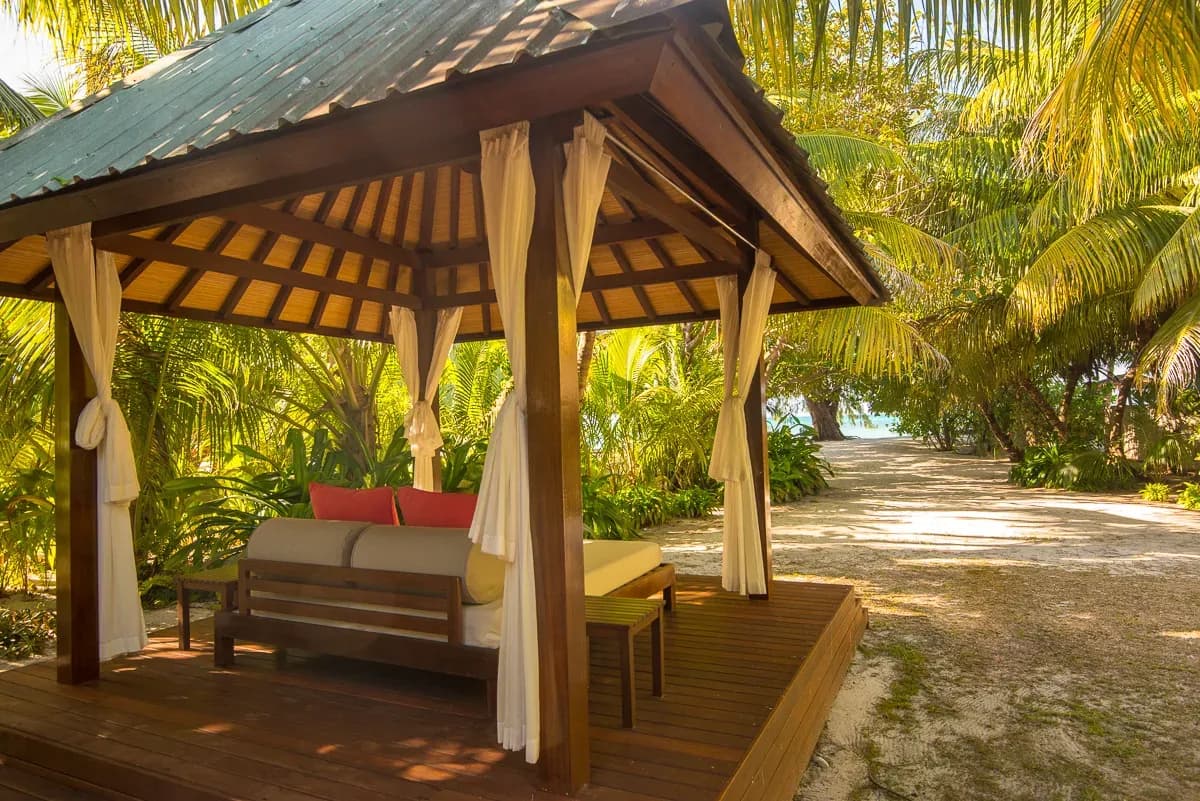 Deluxe Beach Cottage sala and day bed in the front garden at Denis Private Island