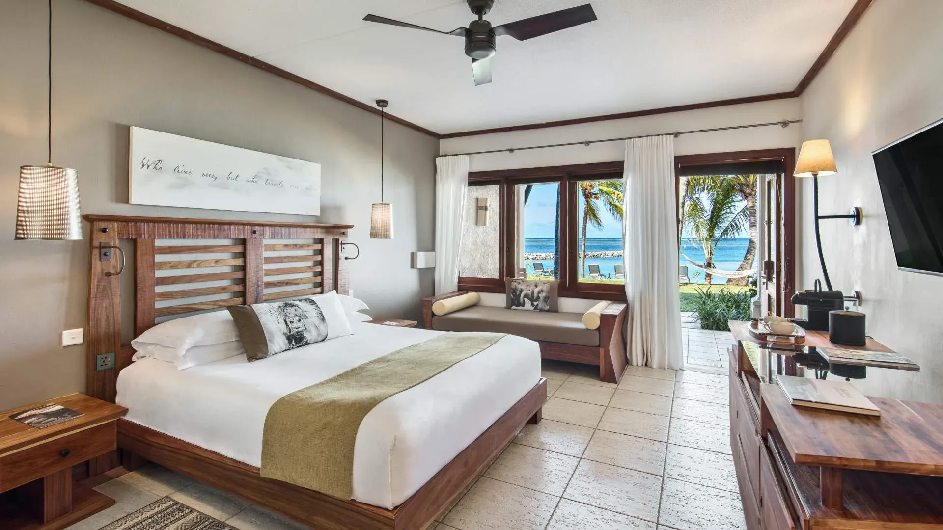 Deluxe Beachfront Room with ocean view at Heritage Awali