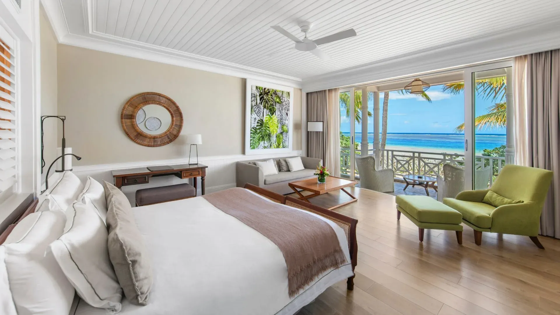 Deluxe Beachfront Suite with panoramic ocean view at Heritage Le Telfair