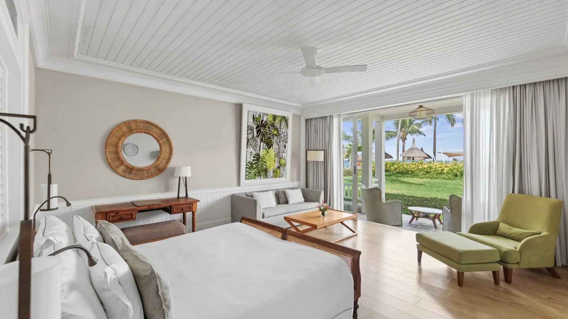 Deluxe Seaview Suite terrace with ocean view at Heritage Le Telfair