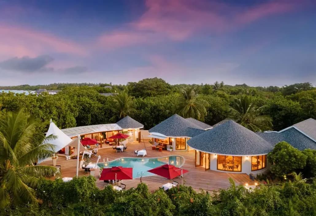 Oasis Restaurant, Bar & Lounge at Hideaway Beach Resort & Spa