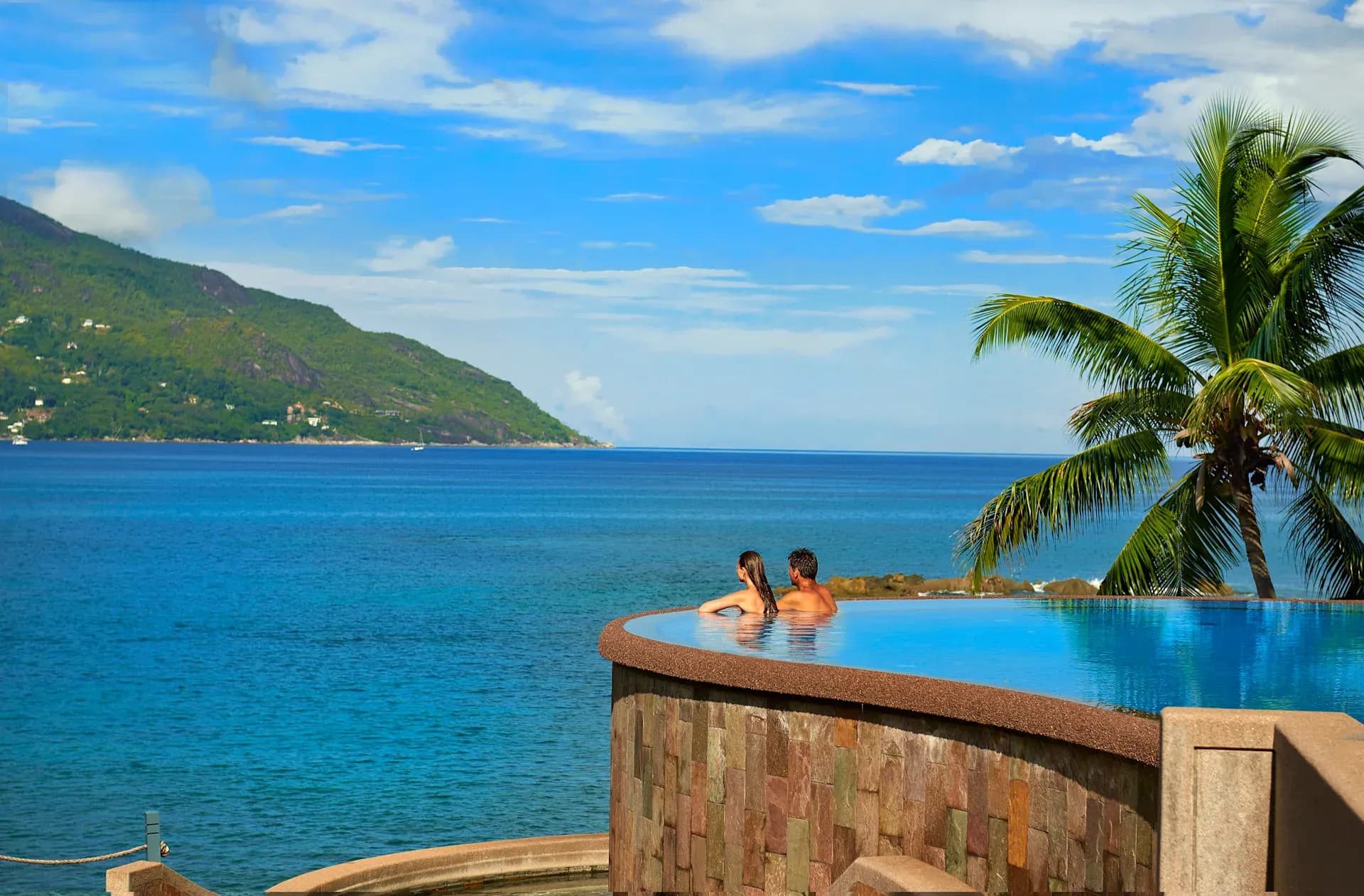 Infinity pool overlooking the Indian Ocean at Hilton Seychelles Northolme