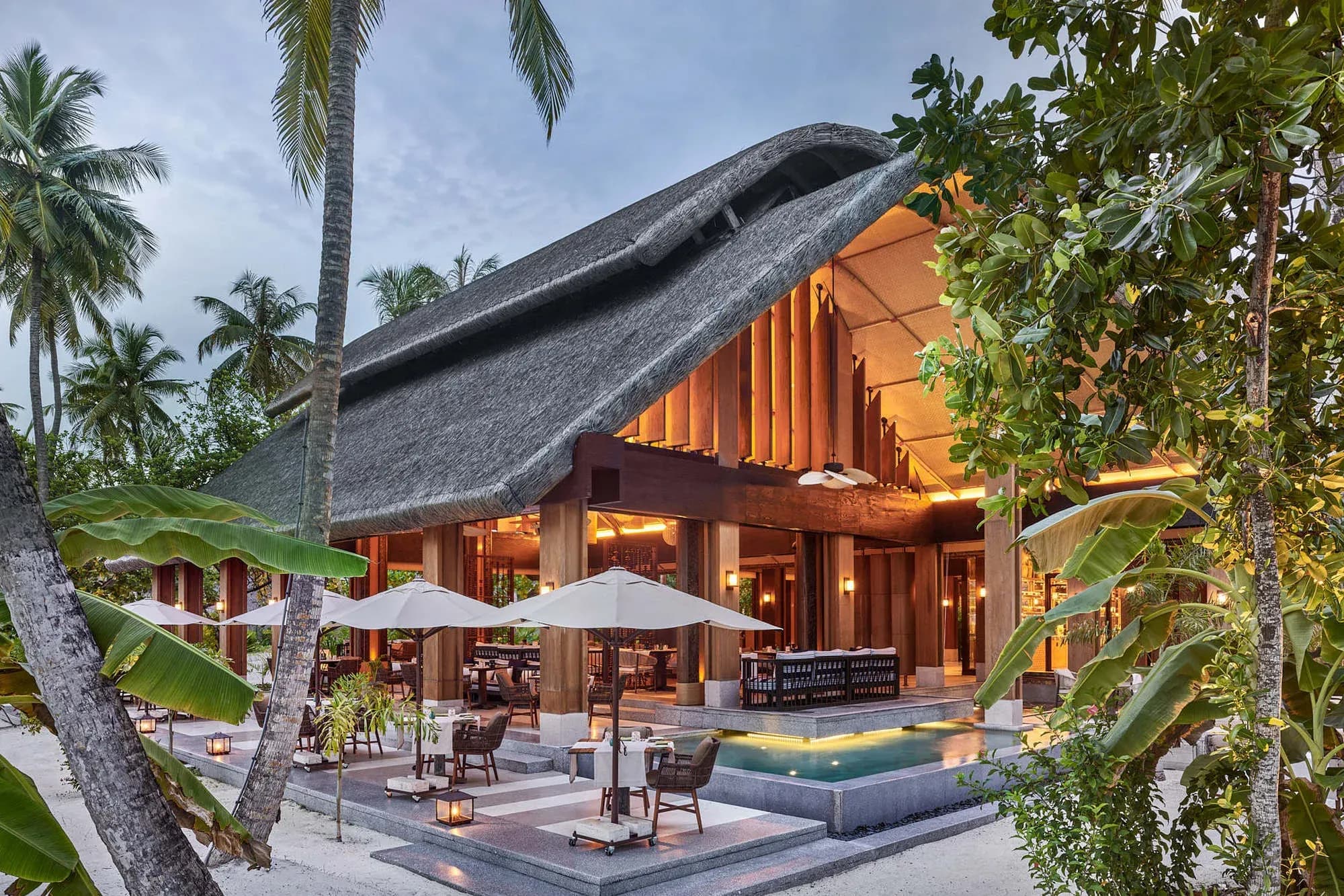 Vandhoo restaurant garden-view dining setting at JOALI Maldives