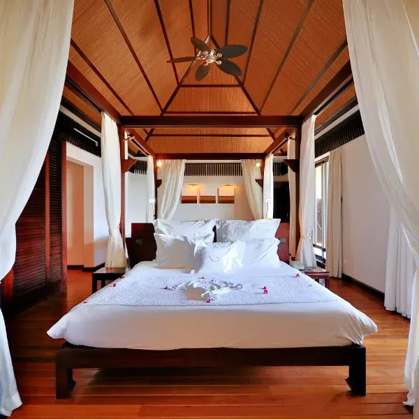 Deluxe Penthouse four-poster bed at Le Cardinal Exclusive Resort