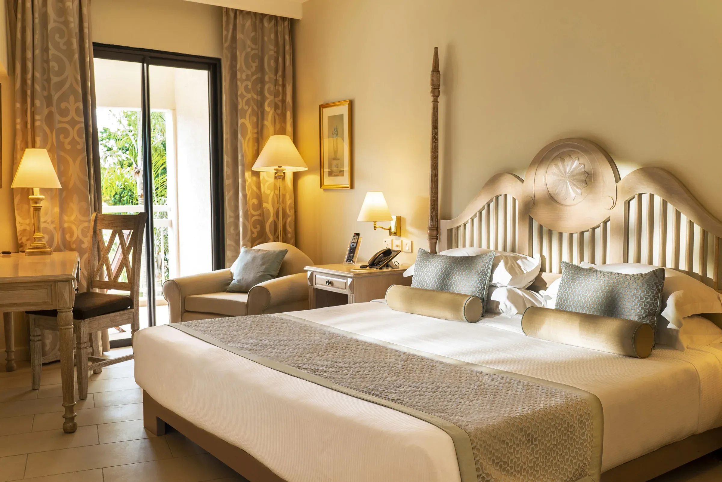 Suite with four-poster bed and open bathroom concept at Maritim Resort & Spa Mauritius