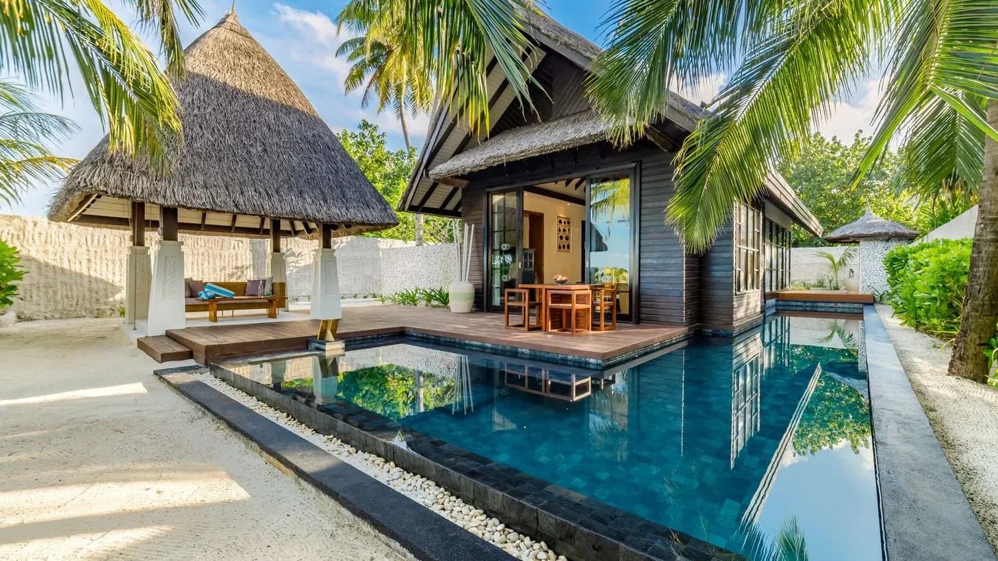 Earth Pool Villa Sunrise exterior and private pool at OZEN RESERVE BOLIFUSHI