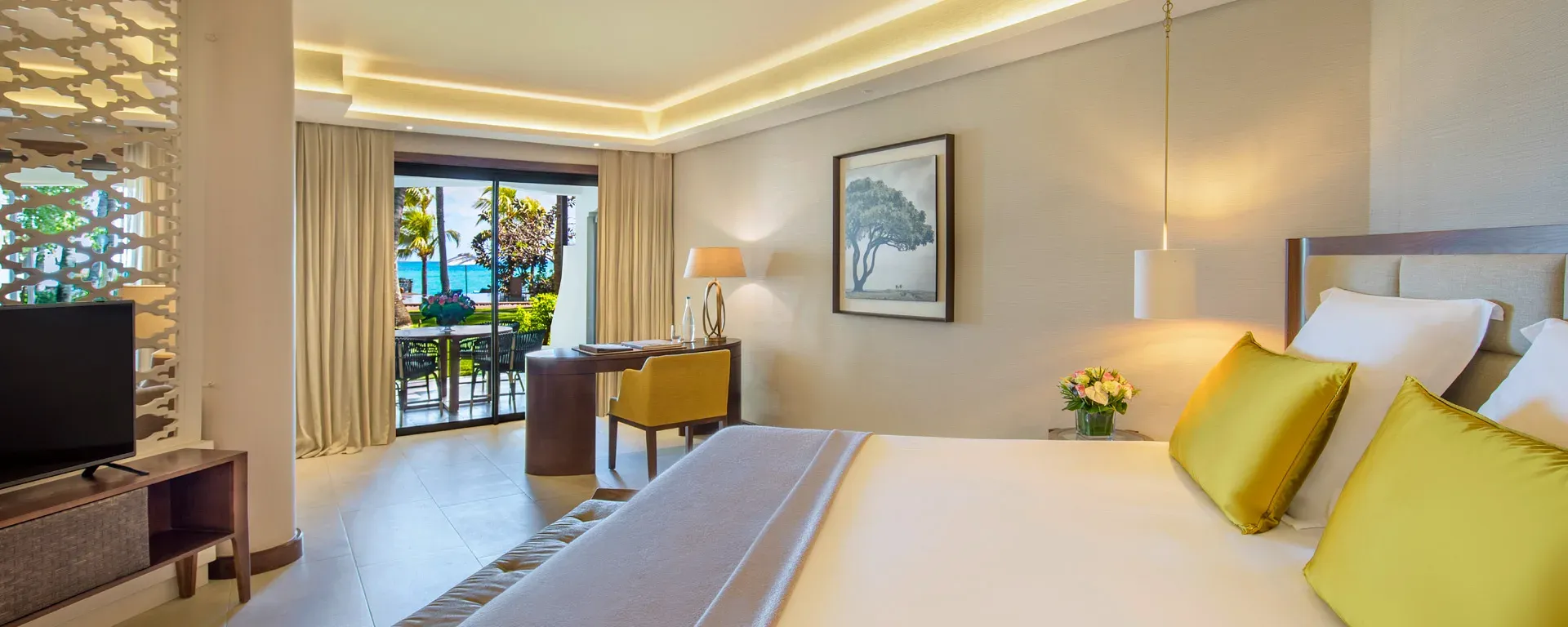 Ground-floor Palm Suite terrace and garden at Royal Palm Beachcomber Luxury
