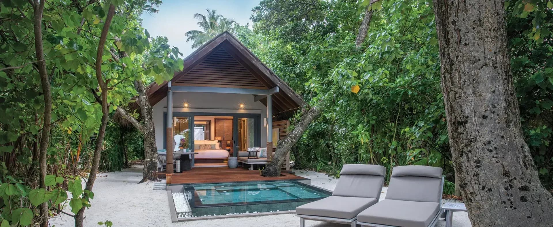 Beach Villa with Plunge Pool exterior and open-air pool at Vakkaru Maldives