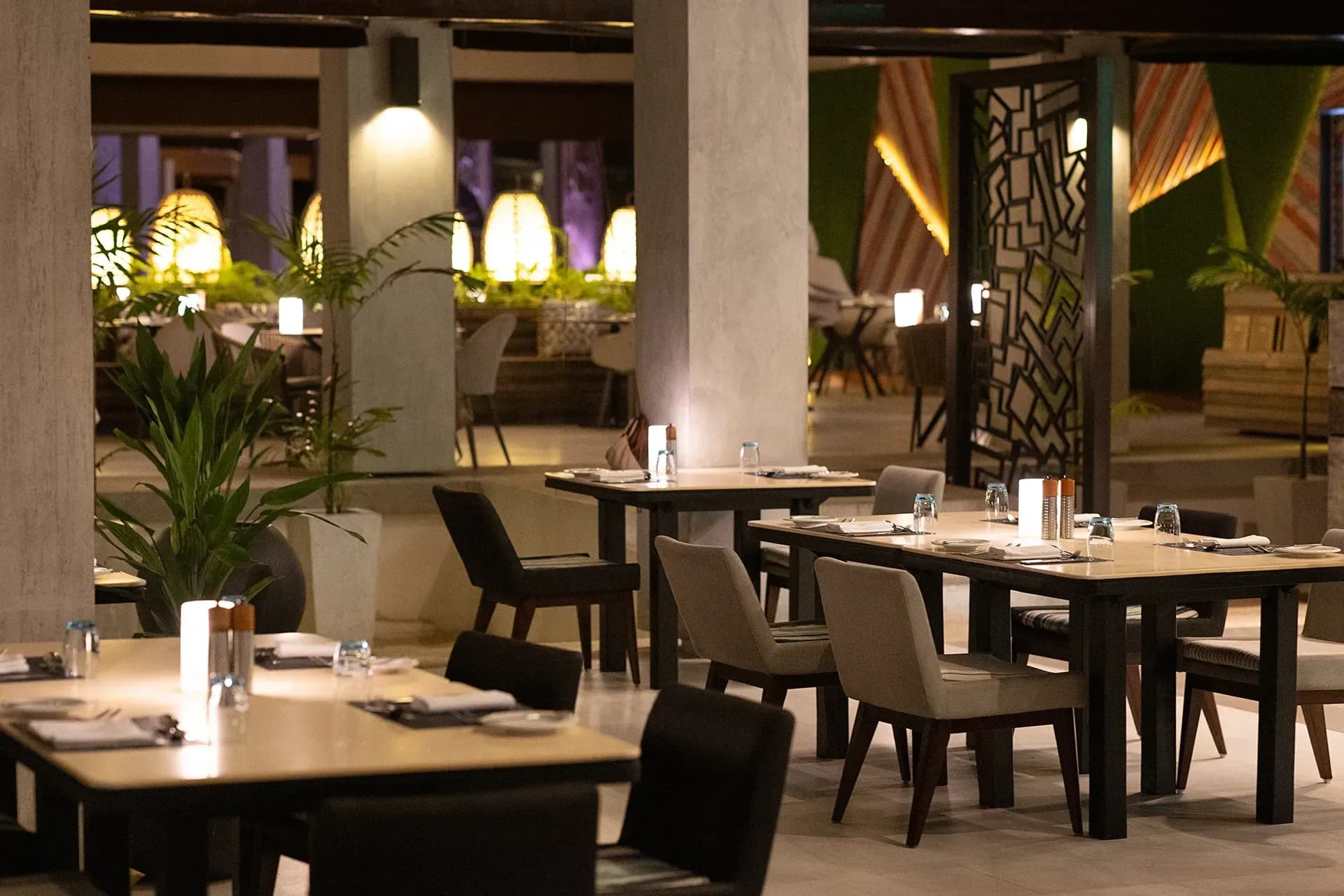 Vela all-day dining restaurant at dinner at Niva Velassaru Maldives
